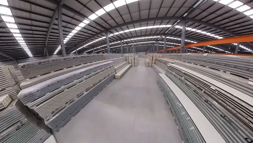 Pasillo del almacén de Panelform en el Estado de México, con panel aislante estibado a ambos lados