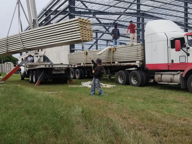 Descarga de Multytecho de largo completo en una nave industrial en construcción