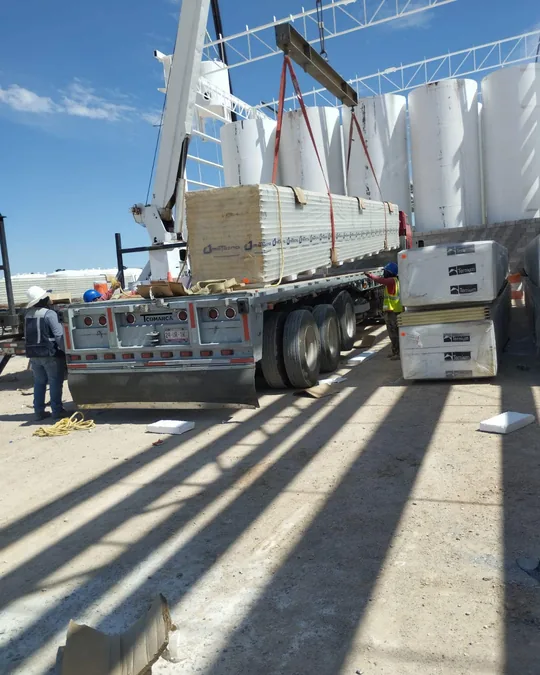 Maniobra de descarga de panel Glamet en Ciudad Juárez, Chihuahua
