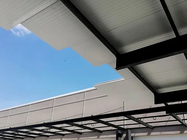 Multytecho blanco ya instalado como cubierta, visto desde abajo contra el cielo